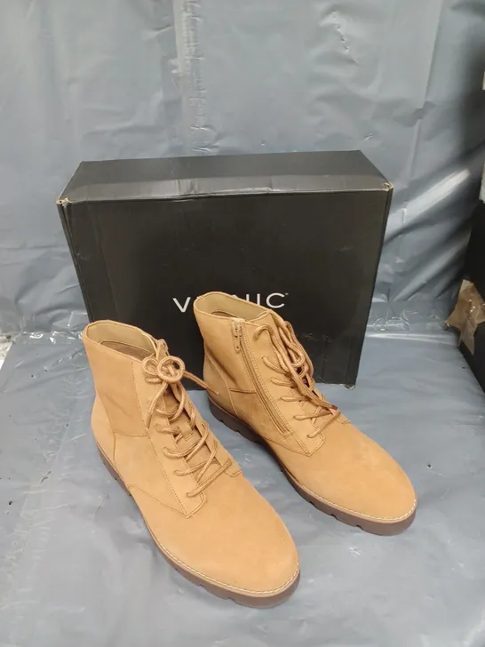 BOXED PAIR OF VIONIC LARSON TOFFEE LACE BOOTS SIZE 7 