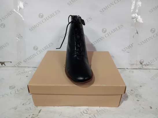 BOXED PAIR OF SEASALT CORNWALL OAK GROOVE BOOTS IN BLACK UK SIZE 7.5