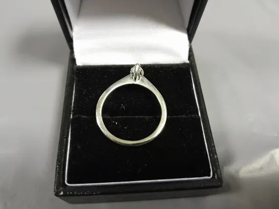 18CT GOLD SOLITAIRE RING SET WITH A MARQUISE CUT DIAMOND