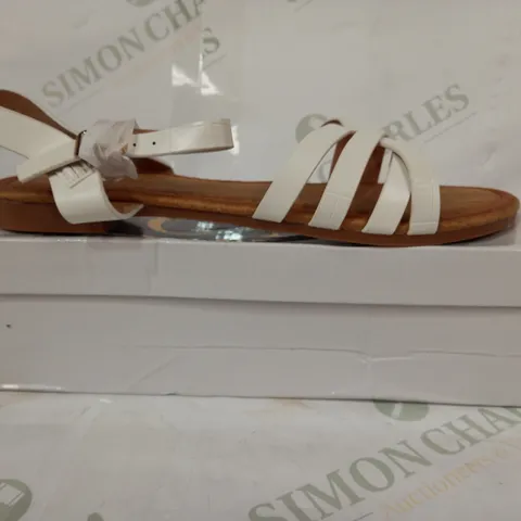 BOXED PAIR OF CM PARIS OPEN TOE FLAT SANDALS IN WHITE EU SIZE 39