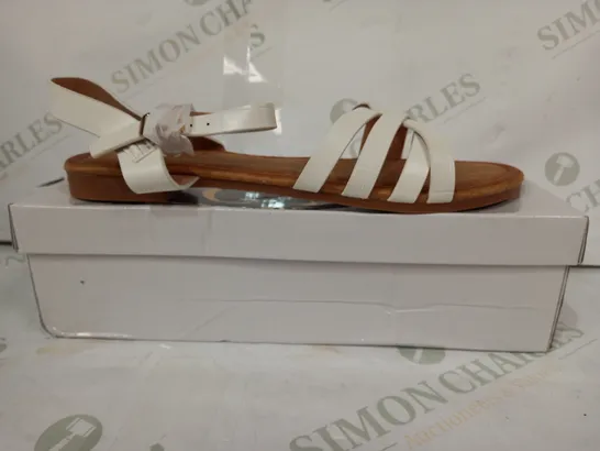 BOXED PAIR OF CM PARIS OPEN TOE FLAT SANDALS IN WHITE EU SIZE 39