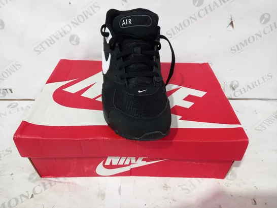 BOXED PAIR OF NIKE AIR MAX SHOES IN BLACK/WHITE UK SIZE 7