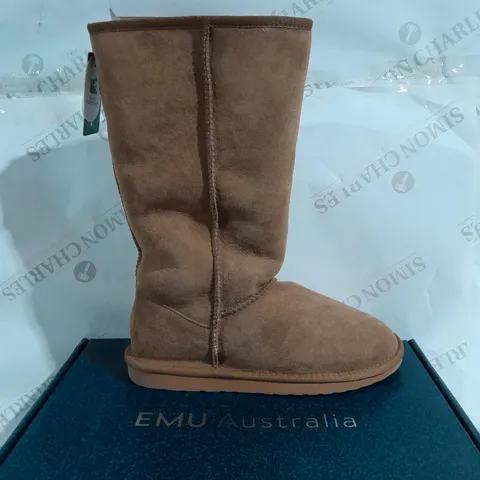 BOXED PAIR OF EMU WATER RESISTANT BOOTS IN CHESTNUT - SIZE 7