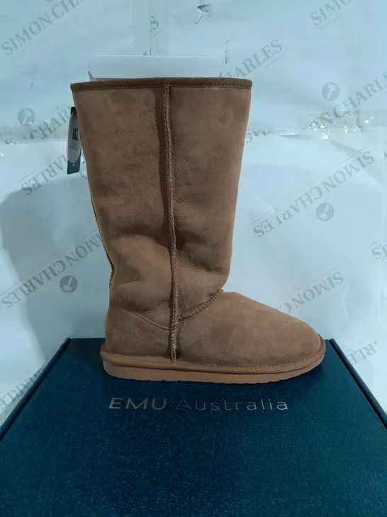 BOXED PAIR OF EMU WATER RESISTANT BOOTS IN CHESTNUT - SIZE 7