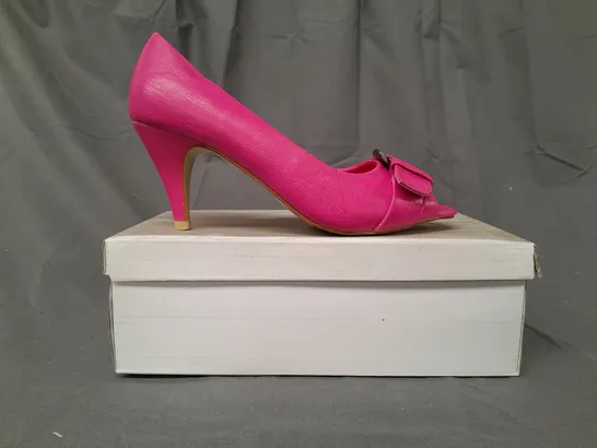 BOXED PAIR OF DESIGNER OPEN TOE MID HEELED SHOES IN FUCHSIA EU SIZE 39