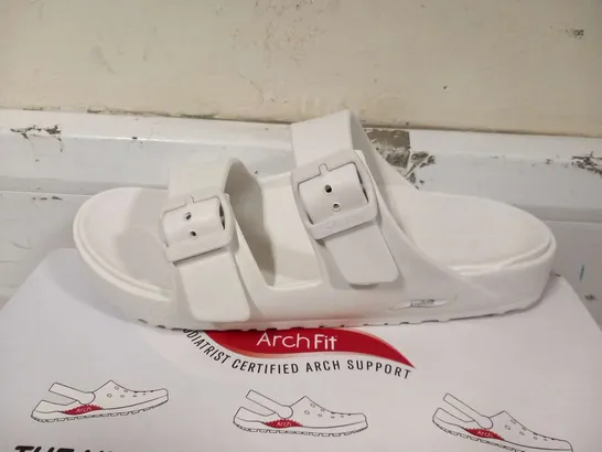 BOXED SKETCHERS FOAMIES ARCH FIT WHITE SANDALS SIZE 6