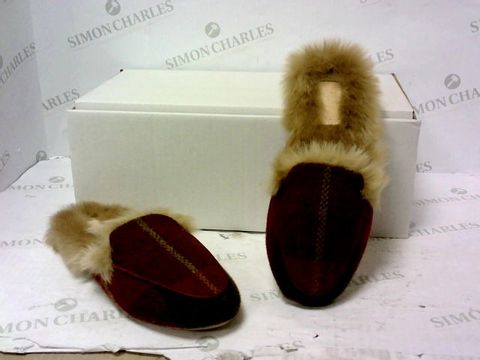 BOXED PAIR OF JOULES SLIPPERS SIZE UNSPECIFIED