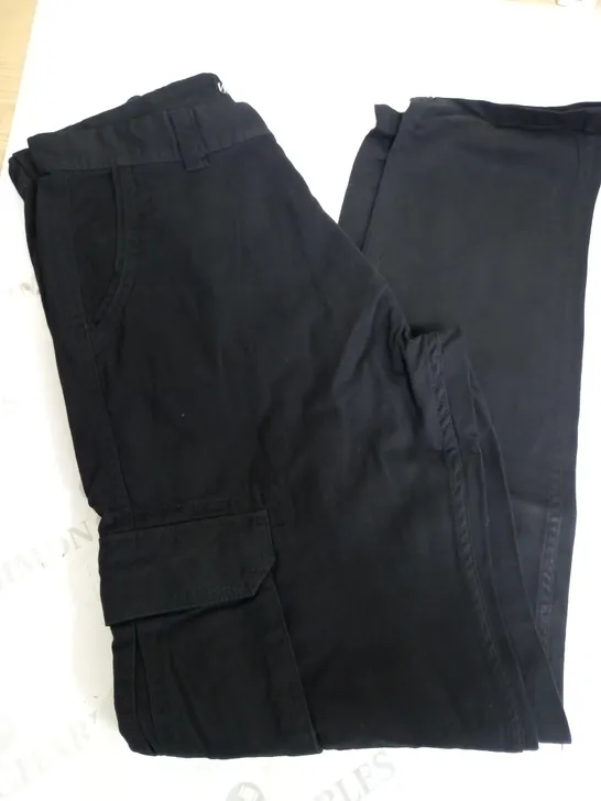 WEST FACE CARGO TROUSER SIZE 32/34 