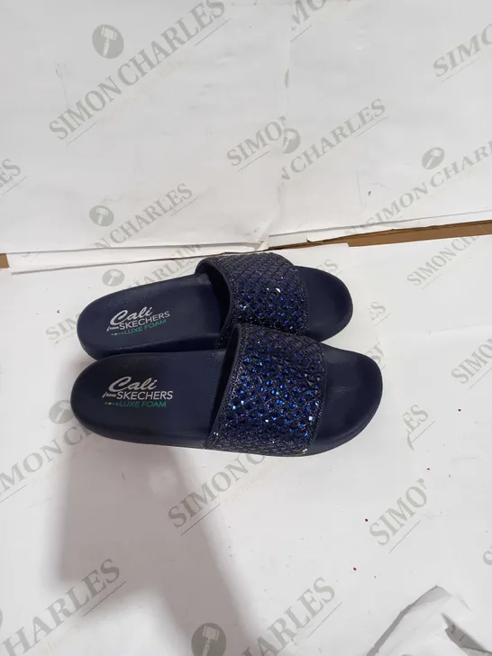 SKECHERS POP UPS SLIDE SANDAL - SIZE UK 8