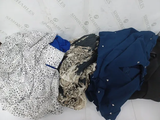 APPROXIMATELY 8 ASSORTED ITEMS OF WOMEN'S CLOTHING TO INCLUDE IZABEL TOP SIZE 10, APRICOT CHIFFON BLOUSE SIZE 12, KIM&CO TUNIC SIZE M, IZABEL TROUSERS SIZE 12