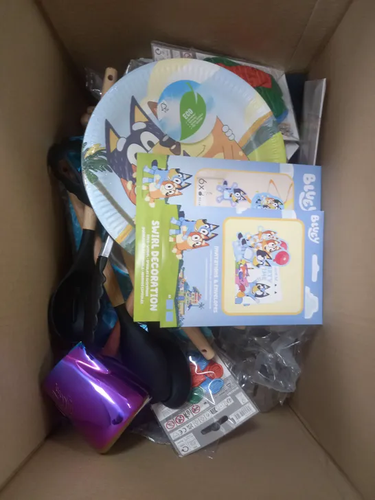 BOX OF APPROXIMATELY 15 ASSORTED COSMETIC ITEMS TO INCLUDE - BLUEY MERCH, COOKWARE, BALLOONS ETC