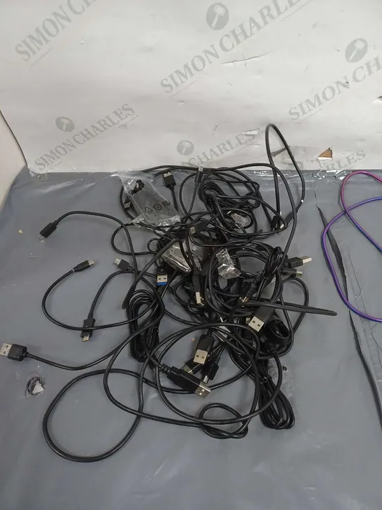 LOT OF APPROX. 25 CHARGING CABLES. VARIOUS COLOURS, USB, USB-C AND IPHONE CONNECTORS