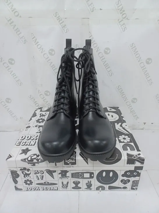 KOI FOOTWEAR MENS BLACK ANIMAL FREE MILITARY BOOTS SIZE 10