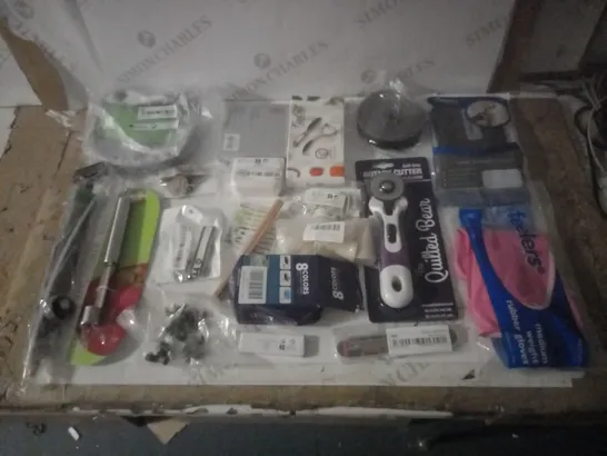 GROUP OF APPROX 20 ASSORTED ITEMS TO INCLUDE ROTARY CUTTER, PEELER, APPLE CORER