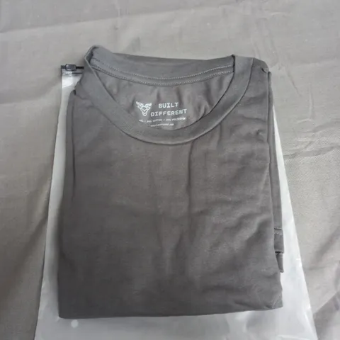 BUILT DIFFERENT CREW T-SHIRT IN CARBON - 2XL