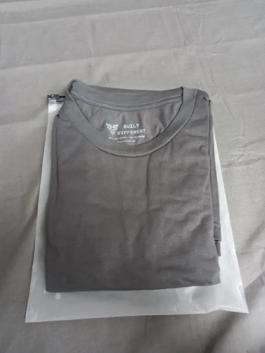 BUILT DIFFERENT CREW T-SHIRT IN CARBON - 2XL