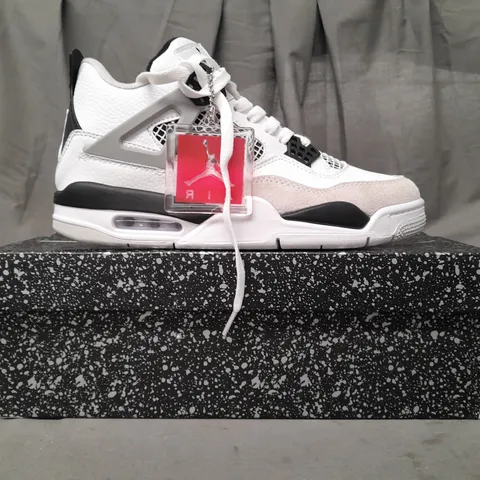 BOXED PAIR OF NIKE AIR JORDAN 4 RETRO SHOES IN WHITE/BLACK UK SIZE 8