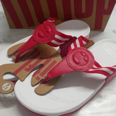 BOXED FIT FLOP WALKSTAR TOE-POST SANDALS IN RED - UK 5