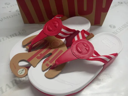 BOXED FIT FLOP WALKSTAR TOE-POST SANDALS IN RED - UK 5