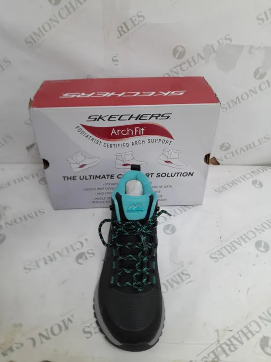 BOXED PAIR OF WOMENS SKETHCERS WORKWEAR BOOTS SIZE 3.5 