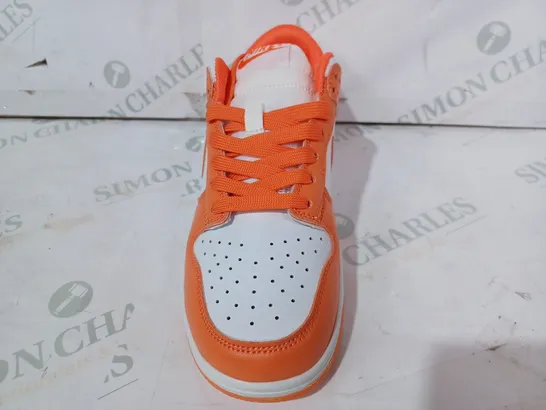 BOXED PAIR OF NIKE TRAINERS IN ORANGE/WHITE UK SIZE 4.5