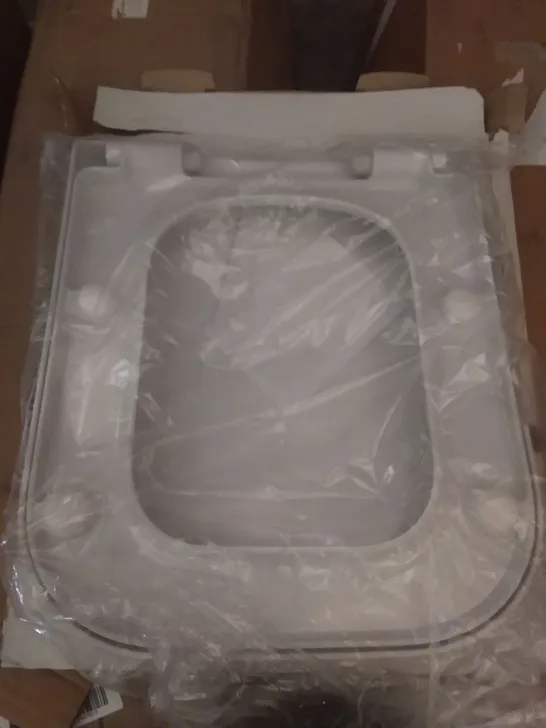 BOXED SOFT SQUARE WRAPOVER TOILET SEAT WHITE