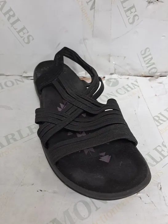 PAIR OF SKECHERS REGGAE SLIM SIMPLY STRETCH BLACK SANDALS - SIZE 4