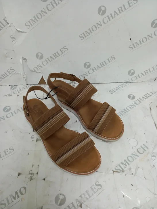 UNBOXED PAIR OF SKETCH DESSERT KISS AND BROWN SANDAL SIZE 7 