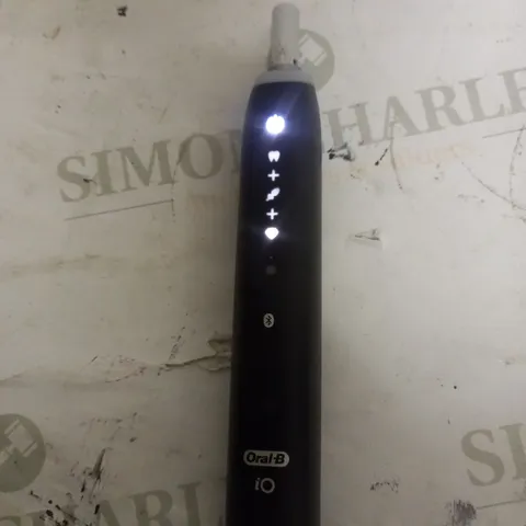 ORAL-B IO5 ELECTRIC TOOTHBRUSH WITH ARTIFICIAL INTELLIGENCE