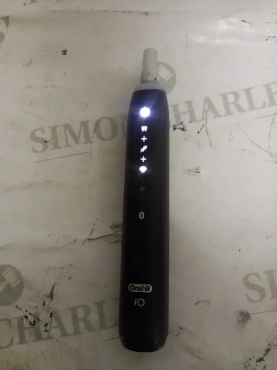 ORAL-B IO5 ELECTRIC TOOTHBRUSH WITH ARTIFICIAL INTELLIGENCE