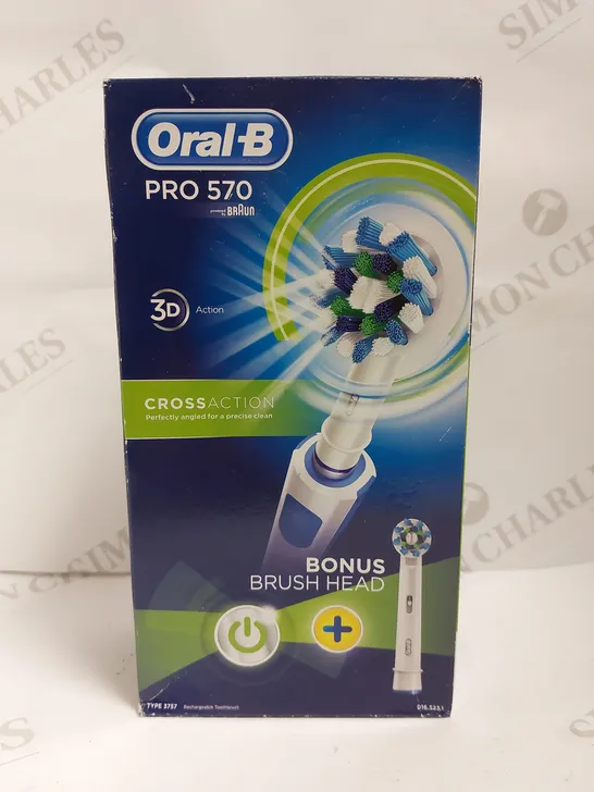 BOX OF APPROX 20 ITEMS TO INCLUDE ORAL B PRO 570 CROSS ACTION ELECTRIC TOOTHBRUSH AND ASSORTED REPLACEMENT HEADS