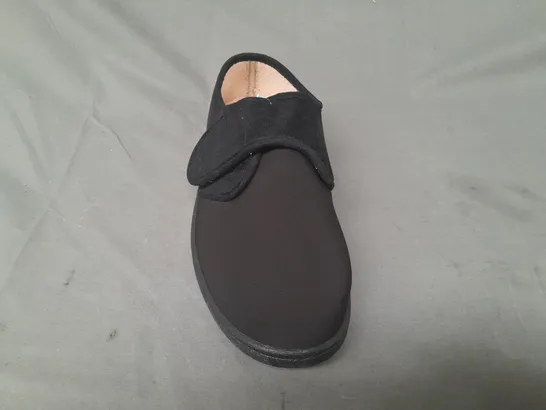 BOXED PAIR OF SLEEPERS SLIPPERS IN BLACK SIZE 11