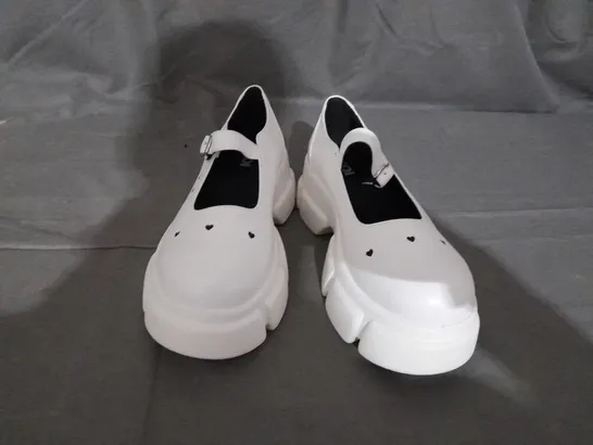 PAIR OF KOI MARY JANES IN WHITE SIZE 40EU