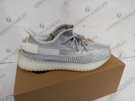 BOXED PAIR OF ADIDAS YEEZY 350 V2 GREY TRAINERS SIZE 10