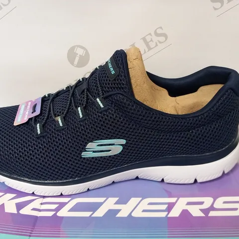 BOXED SKETCHERS SUMMITS WOMEN'S TRAINING SHOES SIZE 8