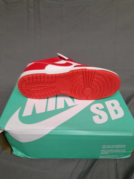 BOXED PAIR OF NIKE DUNKS LOW UNIVERSITY RED SIZE UK 6