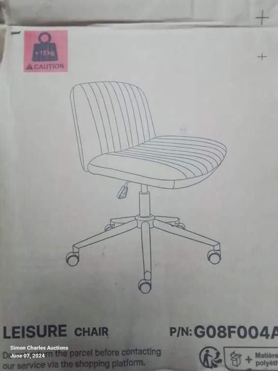 A BOXED SWIVEL HEIGHT ADJUSTABLE OFFICE CHAIR 