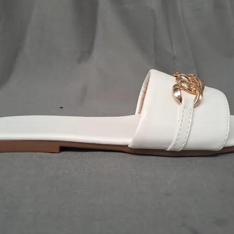 BOXED PAIR OF DESIGNER OPEN TOE FLAT SLIDERS IN WHITE W. GOLD EFFECT SHAIN DETAIL EU SIZE 36