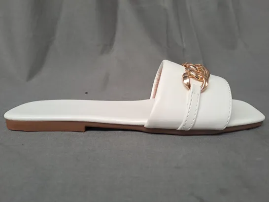 BOXED PAIR OF DESIGNER OPEN TOE FLAT SLIDERS IN WHITE W. GOLD EFFECT SHAIN DETAIL EU SIZE 36