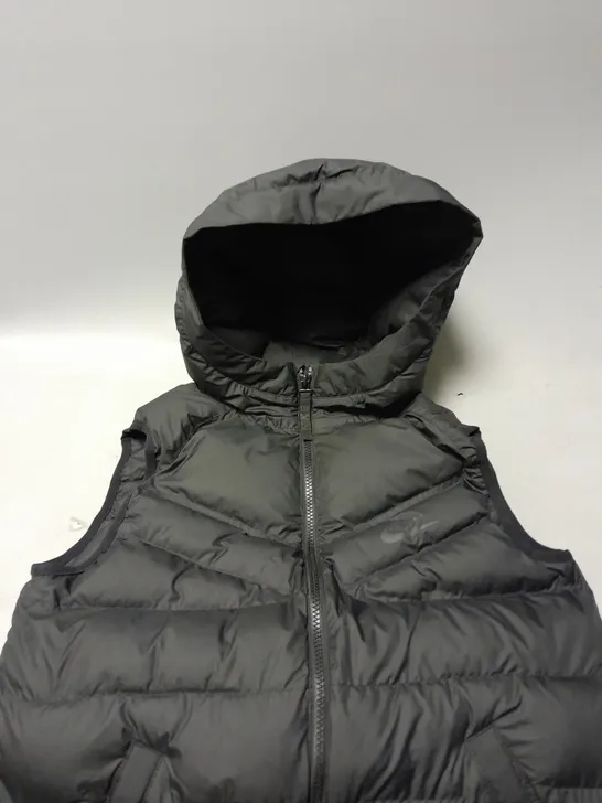 NIKE PADDED GILET WITH HOOD IN BLACK - KIDS 12-13 YEARS