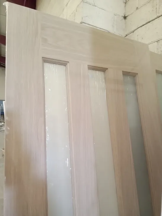 PACKAGED 1981 X 686MM OAK VENEER GLAZED INTERNAL DOOR 