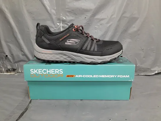 BOXED PAIR OF SKECHERS OUTDOOR MEMORY FOAM TRAINERS IN NAVY SIZE 7