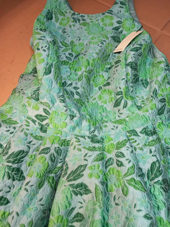 OASIS GREEN FLORAL JACQUAARD SEEVELESS DRESS - SIZE 10