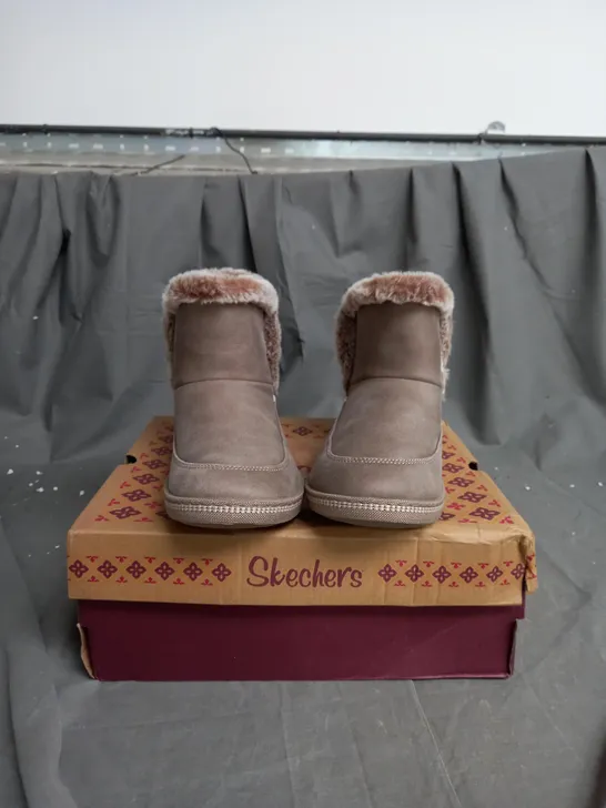 BOXED PAIR OF SKECHERS COZY SLIPPER BOOTS IN TAUPE SIZE 6.5