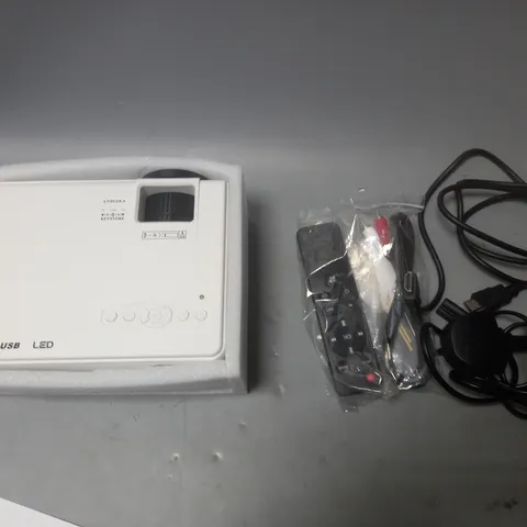 BOXED PROJECTOR WITH LEADS AND CABLES PJ0565