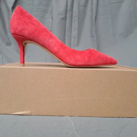 BOXED PAIR OF BODEN POINTED TOE MID-HEEL SHOES IN RED EU SIZE 38