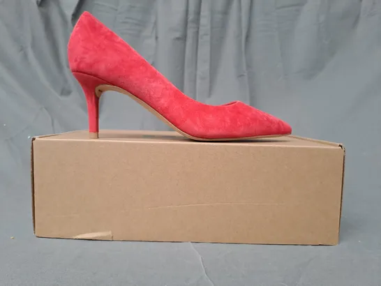 BOXED PAIR OF BODEN POINTED TOE MID-HEEL SHOES IN RED EU SIZE 38