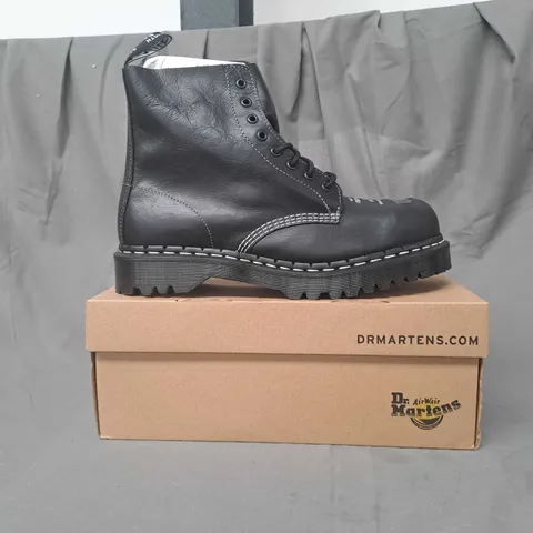 BOXED PAIR OF DR MARTENS 1460 PASCAL ST BOOTS IN BLACK UK SIZE 10