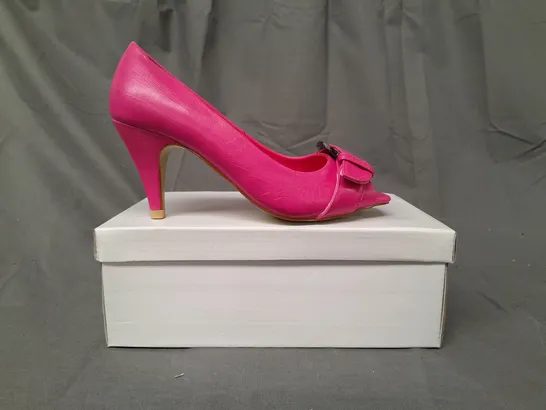 BOXED PAIR OF DESIGNER OPEN TOE MID HEELED SHOES IN FUCHSIA EU SIZE 36