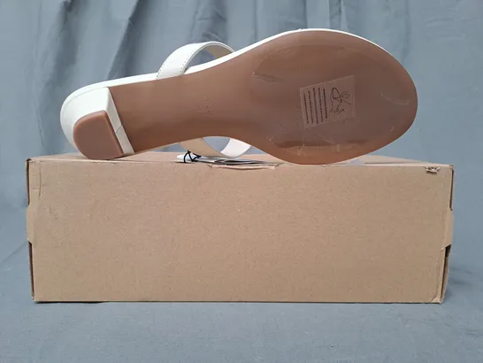 BOXED PAIR OF MNG LOW HEEL TOE-POST SANDALS IN CREAM UK SIZE 7